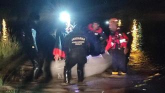 Debisi yükselen derede mahsur kalan kişiyi ekipler kurtardı