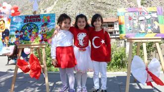 Miniklerden geri dönüşüm malzemeleriyle 23 Nisan sergisi