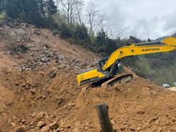 Rize’de heyelan; iş makinesi operatörü saniyelerle kurtuldu