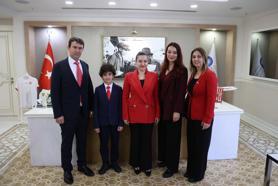 Başkan Vekili Özdemir, koltuğunu çocuk başkana devretti