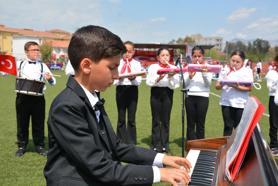 10 yaşındaki Yusuf piyano çaldı, arkadaşları melodikalarla eşlik etti