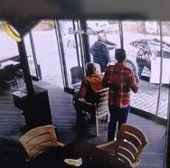Bartın'da el freni çekilmeyen otomobili son anda durdurdu