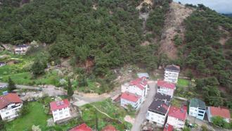 Tokat’ta heyelan riski sebebiyle boşaltılan bölge dronla görüntülendi