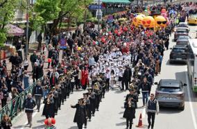 Bursa sokaklarında çocuklardan 23 Nisan korteji / Ek fotoğraflar