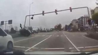 Kamyonetin sinyalizasyon direğine çarptığı kaza araç kamerasında; 4 yaralı