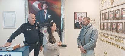 Hurda toplarken bulduğu para ve çeklerin olduğu çantayı sahibine teslim etti
