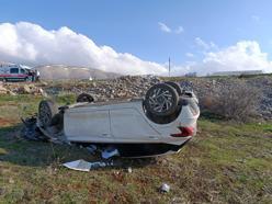 Malatya'da devrilen otomobilin sürücüsü yaralandı