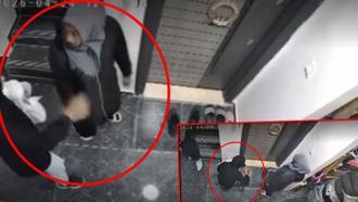 Ayakkabıyı koklayıp, kartla kapıyı açmaya çalıştılar