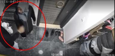 Ayakkabıyı koklayıp, kartla kapıyı açmaya çalıştılar