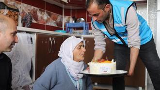 Yalnız yaşayan 75 yaşındaki kadına doğum günü sürprizi