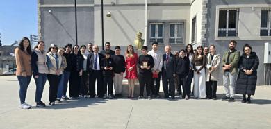 Fırtınada Atatürk büstünü koruyan öğrencilere teşekkür plaketi