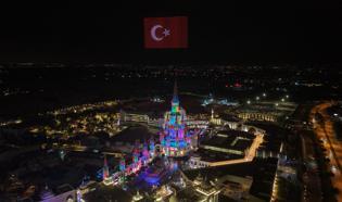 1000 dron ile Türk bayrağı oluşturuldu