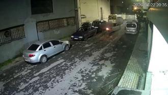 Güngören’de yanan odun parçalarıyla duvara yazı yazıp iş yerine attılar