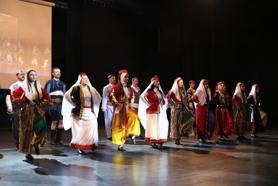 Halk oyunları şöleninde 7 ilden 13 oyun sahnelendi