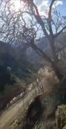 Bahçesaray’da mahalle yoluna inen heyelan kamerada
