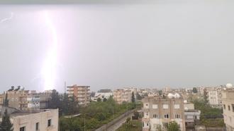 Silopi’de yıldırım düşme anları kamerada