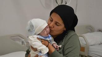 İç organları göğüs kafesinde doğan Reyyan bebek, ameliyatla sağlığına kavuştu