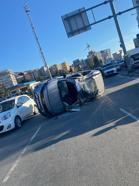 Seyrantepe’de trafik levhasına çarpan araç takla attı