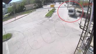 Alkollü sürücünün yaptığı kaza kamerada; 2 öğrenci son anda kurtuldu