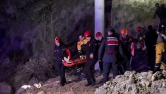 Yamaçtan düşüp mahsur kalan aynı aileden 3 kişi kurtarıldı / Ek fotoğraflar