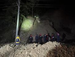 Yamaçtan düşüp mahsur kalan aynı aileden 3 kişi kurtarıldı