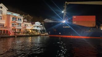 Sarıyer’de geminin karaya oturduğu anlar kamerada; iş insanının yalısı hasar aldı