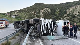Manisa’da devrilen TIR’ın sürücüsü yaralandı; ulaşımda aksama yaşandı