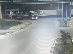 46 kişinin yaralandığı halk otobüsü kazası güvenlik kamerasında