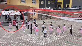 Anaokulu bahçesinde gösteri yapan öğretmen ve öğrencilerin üzerine tabela düştü; olay kamerada