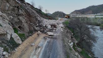 Bingöl’de heyelan nedeniyle yol ulaşıma kapandı