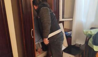 8 yıl hapis cezasıyla aranan hükümlü elbise dolabında çarşafa sarılmış halde yakalandı