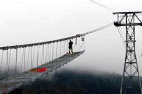 Türkiye'nin en büyük teleferiğinde zorlu bakım çalışması