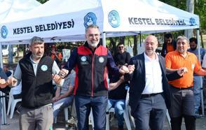 Kestel Belediye Başkanı Erol,  işçilerle halay çekti