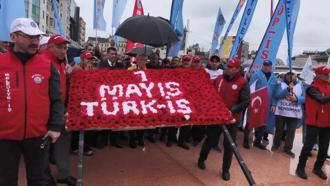 TÜRK-İş'ten Taksim Cumhuriyet Anıtı önünde 1 Mayıs açıklaması