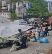 Artvin’de fırtına nedeniyle pazardaki tezgahlar devrildi, ürünler etrafa savruldu