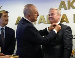 AK Parti'ye geçen 5 meclis üyesine rozetleri takıldı