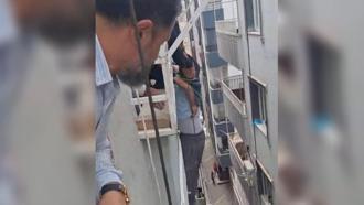 İnşaatta asansör kazası; işçilerden biri düştü, diğeri demirlere tutundu