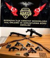 İzmir'de 2 evde yapılan aramada 7 ruhsatsız tabanca ve 4 pompalı tüfek ele geçirildi; 3 gözaltı