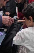 Parmağı musluk aynasına sıkışan çocuğu itfaiye kurtardı