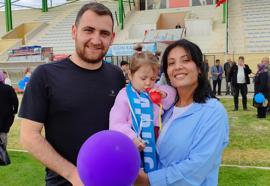 2 yaşındaki Umay kanseri yendi, ilçe halkı stadyumda kutladı