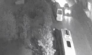 Sürücünün, otomobiliyle park halindeki minibüse çarpıp kaçtığı anlar kamerada
