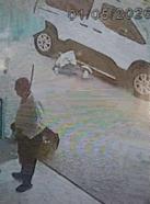 Hafif ticari aracın altındaki topunu almak isteyen çocuk, son anda kurtarıldı