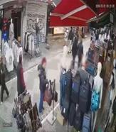 Kadıköy’de mağazanın önündeki çantanın çalındığı anlar kamerada