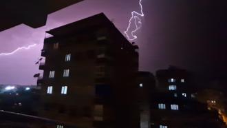 Diyarbakır ve Batman’da şimşekler geceyi aydınlattı; yollar suyla doldu