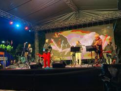 Silifke'de Ezginin Günlüğü yağmur altında konser verdi