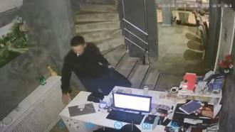 Taksim’de masadaki dizüstü bilgisayarı çalan şüpheli yakalandı