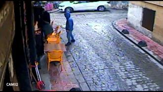 Taksim’de kafede oturan kadının cep telefonunu çalıp kaçtı; takiple yakalandı
