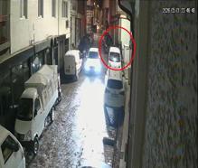 Husumetli oldukları kişiyi takip edip götürdükleri ara sokakta bacağından vurdular