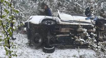 Elektrik arıza ekibinin aracı şarampole devrildi: 3 yaralı
