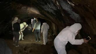 Öğretmenler özel kıyafetlerle lav tüpünü gezdi